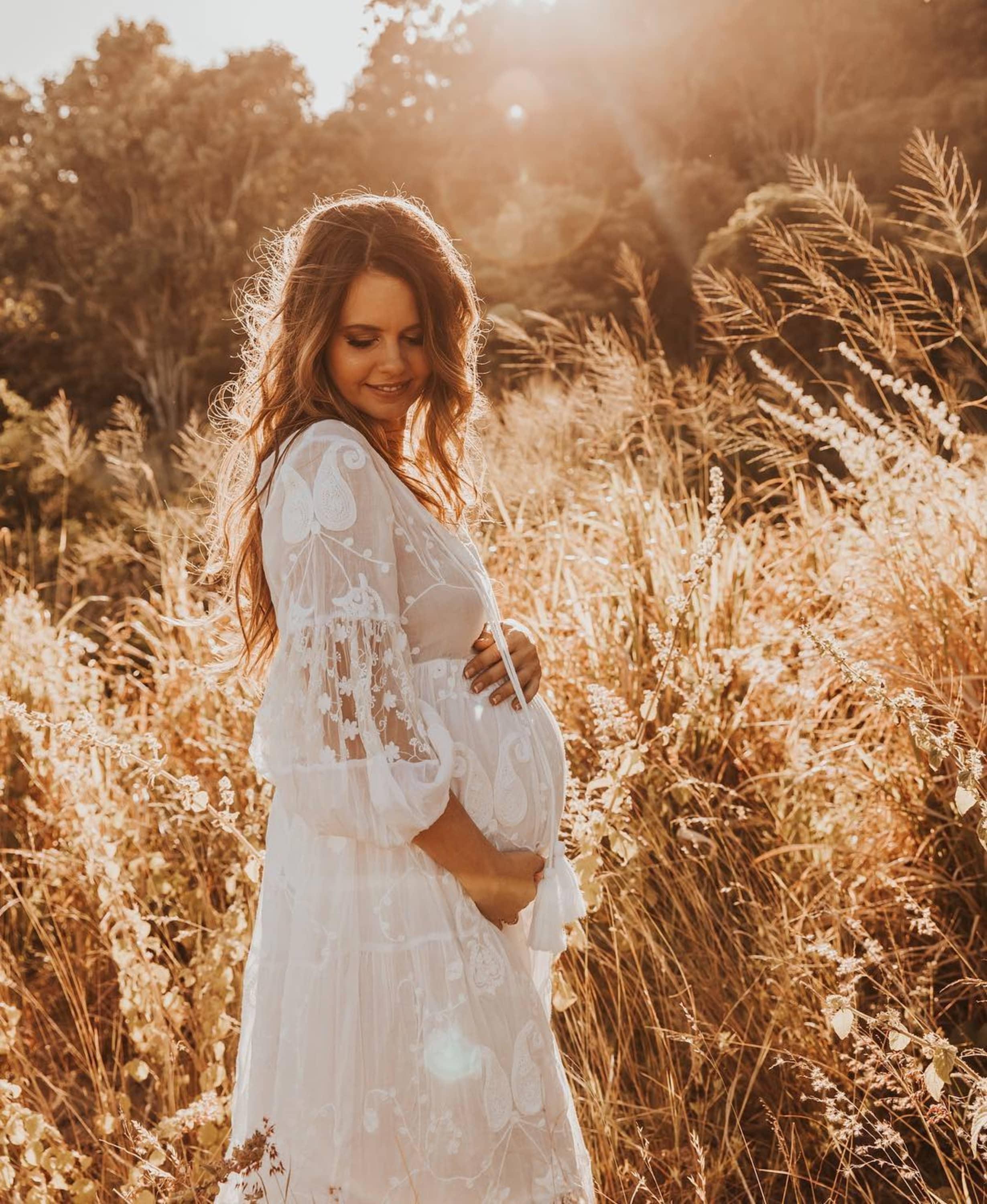 Maternity Dresses for Photoshoot | Where to Shop & How to Pose